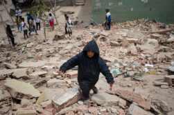 AME4332. LA GUAIRA (VENEZUELA), 25/06/2026.- Un niño camina este jueves, entre los escombros de edificios afectados por los terremotos en La Guaira (Venezuela). El número de fallecidos en Venezuela a causa de los dos terremotos del miércoles se elevó a 188 y el de heridos a 1.520, mientras que al menos 346 construcciones, entre edificios, hospitales y centros comerciales, resultaron afectadas, informó el presidente de la Asamblea Nacional (AN, Parlamento), el chavista Jorge Rodríguez. EFE/ Ronald Peña R.