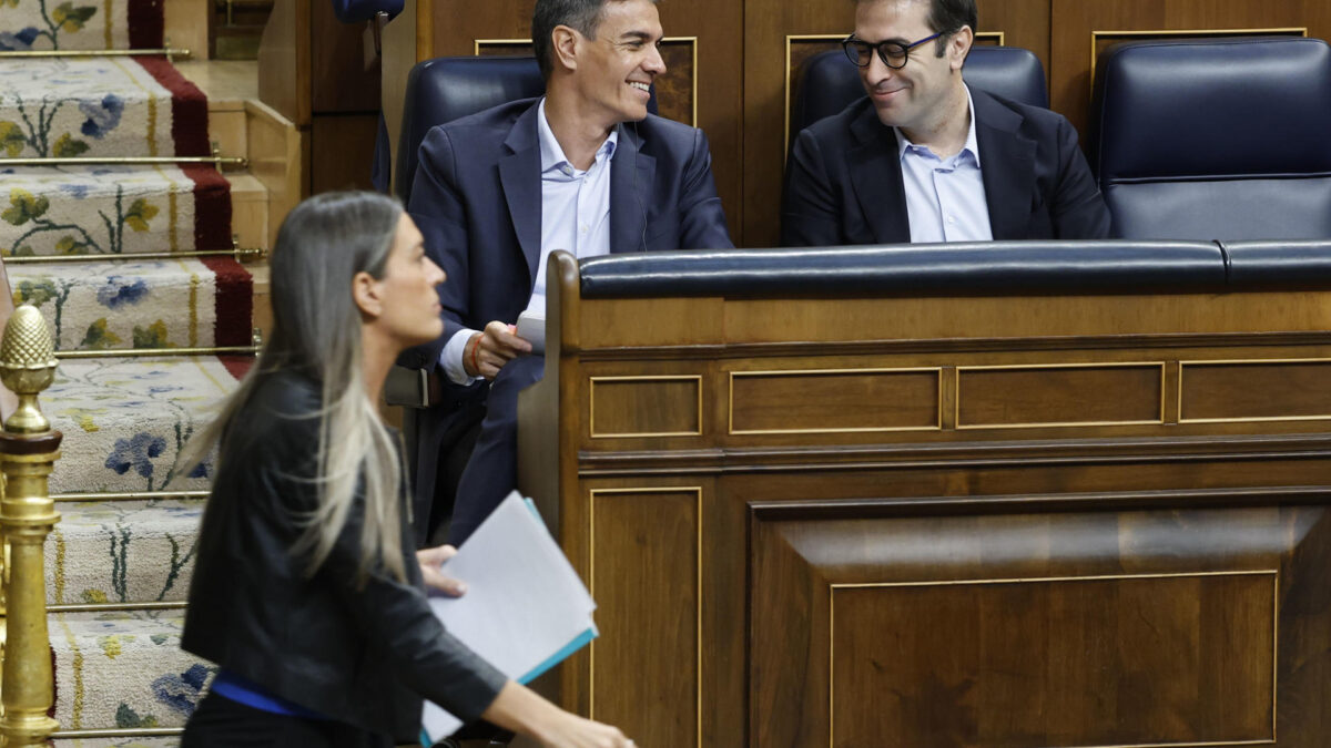 MADRID, 24/06/2026.- La portavoz de Junts, Míriam Nogueras (i) camina junto al presidente del Gobierno, Pedro Sánchez (c) y su ministro de Economía, Carlos Cuerpo (d) tras su intervención en la sesión de control al Gobierno que se celebra en el Congreso este miércoles. EFE/Chema Moya