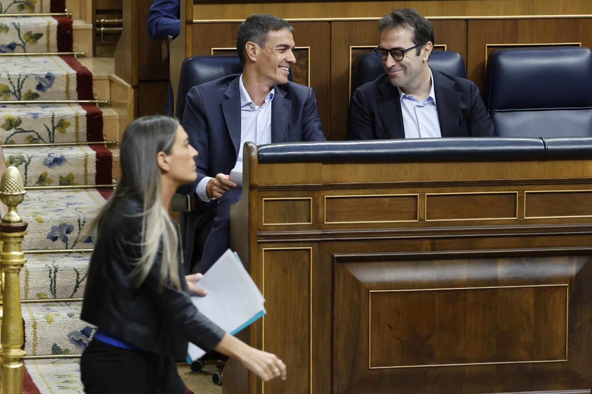 MADRID, 24/06/2026.- La portavoz de Junts, Míriam Nogueras (i) camina junto al presidente del Gobierno, Pedro Sánchez (c) y su ministro de Economía, Carlos Cuerpo (d) tras su intervención en la sesión de control al Gobierno que se celebra en el Congreso este miércoles. EFE/Chema Moya
