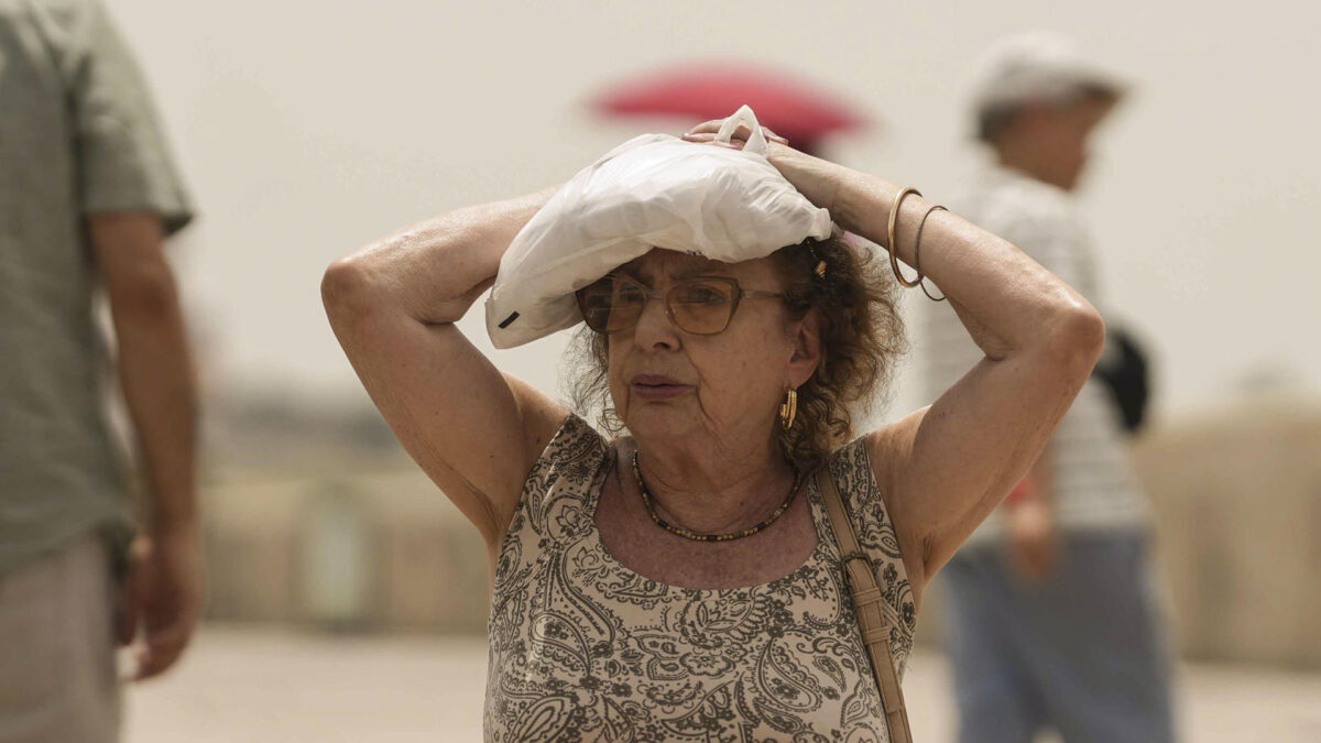 CÓRDOBA, 23/06/2026.- Un turista se protege del sol mientras cruza el Puente Romano de Córdoba, este martes. El Ayuntamiento de Córdoba ha puesto en marcha este martes las medidas extraordinarias por altas temperaturas ante la activación del aviso rojo por calor extremo entre las 13.00 horas y las 21.00 horas, franja en la que se prevé "riesgo extremo". El Ayuntamiento de la capital cordobesa ha informado de que la activación de este nivel implica la puesta en marcha de actuaciones excepcionales, entre ellas la apertura de los refugios climáticos en horario de 9.00 a 21.00 horas, así como la suspensión de las actividades al aire libre durante la franja horaria en la que la Agencia Estatal de Meteorología ha decretado el nivel rojo. EFE/Rafa Alcaide