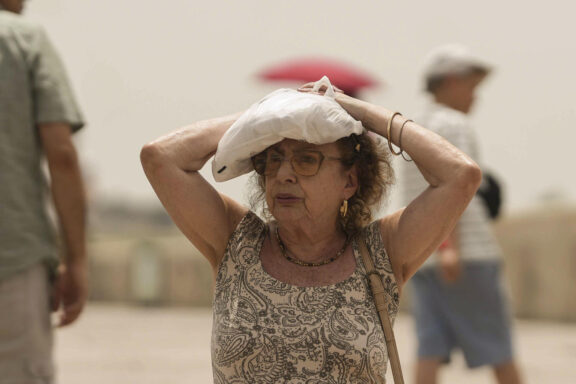 CÓRDOBA, 23/06/2026.- Un turista se protege del sol mientras cruza el Puente Romano de Córdoba, este martes. El Ayuntamiento de Córdoba ha puesto en marcha este martes las medidas extraordinarias por altas temperaturas ante la activación del aviso rojo por calor extremo entre las 13.00 horas y las 21.00 horas, franja en la que se prevé "riesgo extremo". El Ayuntamiento de la capital cordobesa ha informado de que la activación de este nivel implica la puesta en marcha de actuaciones excepcionales, entre ellas la apertura de los refugios climáticos en horario de 9.00 a 21.00 horas, así como la suspensión de las actividades al aire libre durante la franja horaria en la que la Agencia Estatal de Meteorología ha decretado el nivel rojo. EFE/Rafa Alcaide