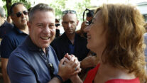 MADRID, 27/06/2026.-El presidente de Castilla la Mancha, Emiliano García-Page (i), conversa con la presidenta delCongreso, Francina Armengol (d), a su llegada a la reunión del Comité Federal del Partido, este sábado. El PSOE reúne a su Comité Federal para arrancar el ciclo electoral de 2027 e intentar dejar atrás los casos de corrupción que afectan al partido en una cita en la que está previsto que algunos barones socialistas exijan respuestas a Pedro Sánchez por la gestión de los mismos. EFE/Chema Moya