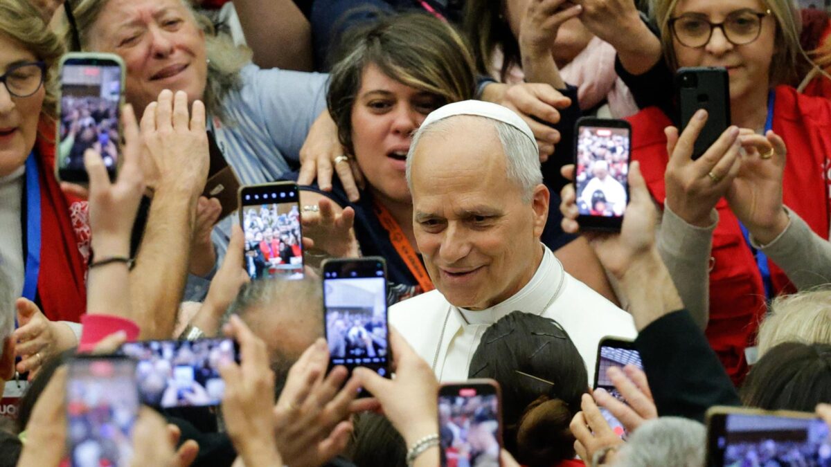 Ciudad del Vaticano (Estado de la Ciudad del Vaticano (Santa Sede)), 25/04/2026.- El Papa León XIV asiste a la Reunión de Profesores de Religión Católica promovida por la Conferencia Episcopal Italiana (CEI) en el aula Paolo VI, Ciudad del Vaticano, 25 de abril de 2026. (Papa) EFE/EPA/GIUSEPPE LAMI ////////// Vatican City (Vatican City State (Holy See)), 25/04/2026.- Pope Leo XIV attends the Meeting of Catholic Religion Teachers promoted by the Italian Episcopal Conference (CEI) at Paolo VI hall, Vatican City, 25 April 2026. (Papa) EFE/EPA/GIUSEPPE LAMI