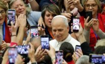 Ciudad del Vaticano (Estado de la Ciudad del Vaticano (Santa Sede)), 25/04/2026.- El Papa León XIV asiste a la Reunión de Profesores de Religión Católica promovida por la Conferencia Episcopal Italiana (CEI) en el aula Paolo VI, Ciudad del Vaticano, 25 de abril de 2026. (Papa) EFE/EPA/GIUSEPPE LAMI ////////// Vatican City (Vatican City State (Holy See)), 25/04/2026.- Pope Leo XIV attends the Meeting of Catholic Religion Teachers promoted by the Italian Episcopal Conference (CEI) at Paolo VI hall, Vatican City, 25 April 2026. (Papa) EFE/EPA/GIUSEPPE LAMI