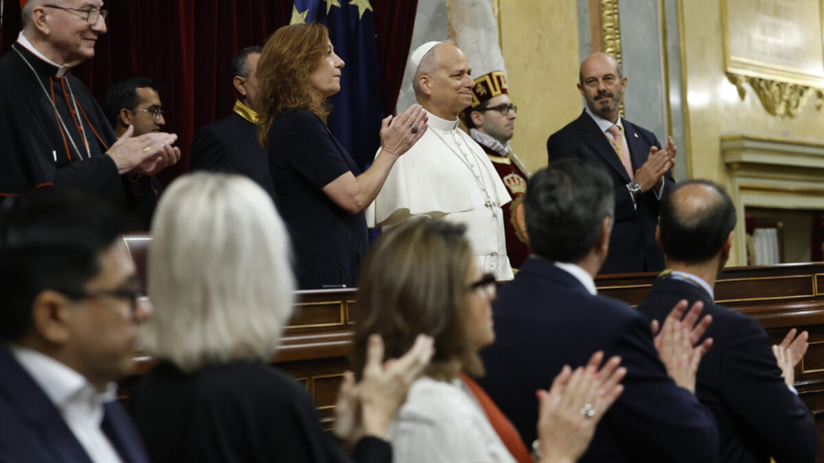 MADRID (ESPAÑA), 08/06/2026.- La presidenta del Congreso, Francina Armengol, aplaude al papa León XIV que pronuncia este lunes en el hemiciclo del Congreso de los Diputados un esperado e histórico discurso durante su visita a España. EFE/Chema Moya