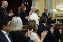 MADRID (ESPAÑA), 08/06/2026.- La presidenta del Congreso, Francina Armengol, aplaude al papa León XIV que pronuncia este lunes en el hemiciclo del Congreso de los Diputados un esperado e histórico discurso durante su visita a España. EFE/Chema Moya