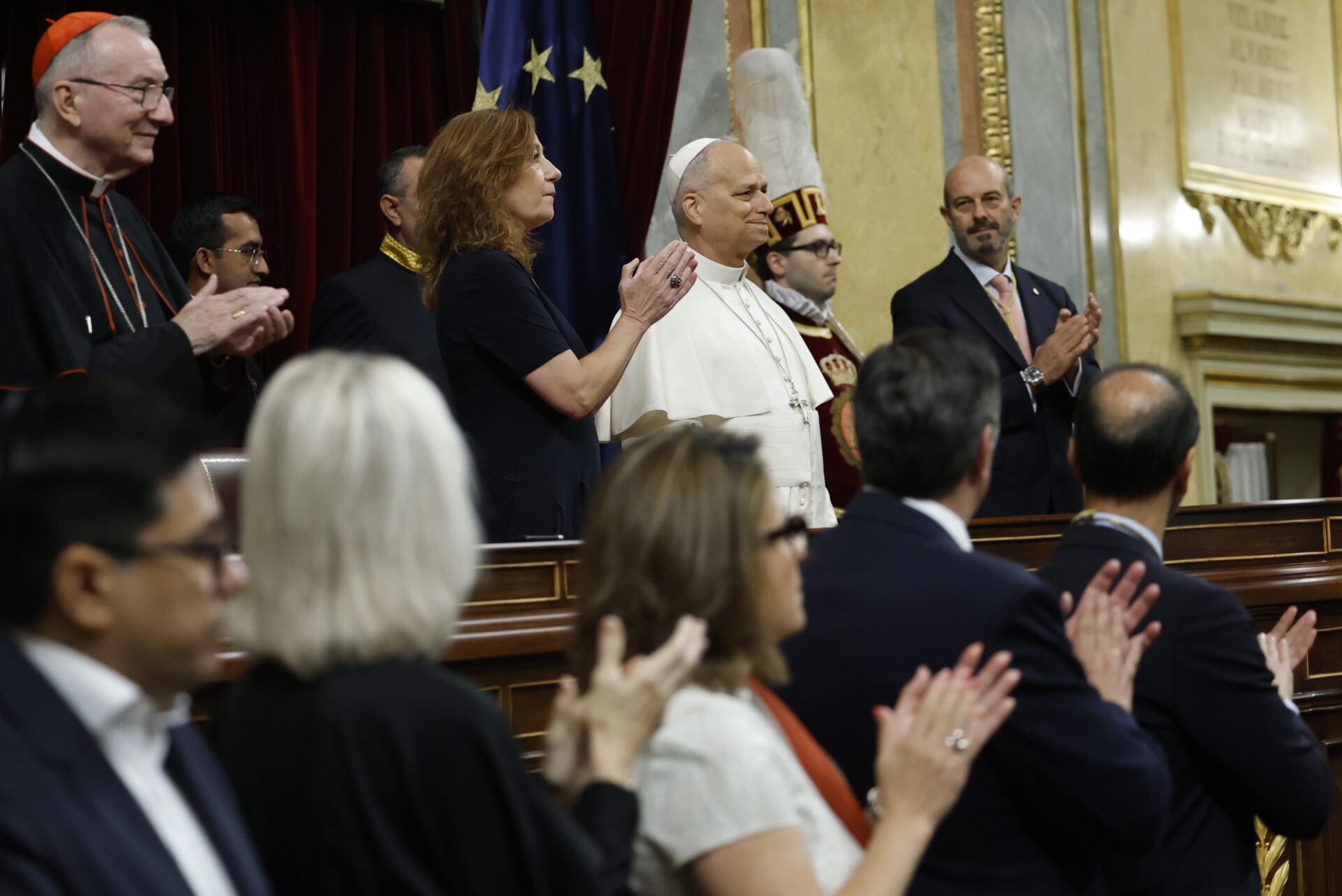 MADRID (ESPAÑA), 08/06/2026.- La presidenta del Congreso, Francina Armengol, aplaude al papa León XIV que pronuncia este lunes en el hemiciclo del Congreso de los Diputados un esperado e histórico discurso durante su visita a España. EFE/Chema Moya