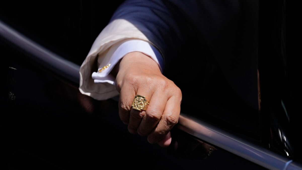 MADRID (ESPAÑA), 08/06/2026.- Detalle del anillo del pescador del papa León XIV, tras el discurso que el Sumo Pontífice ha pronunciado este lunes en el Congreso de los Diputados. EFE/Borja Sánchez-Trillo