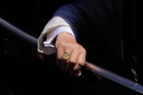 MADRID (ESPAÑA), 08/06/2026.- Detalle del anillo del pescador del papa León XIV, tras el discurso que el Sumo Pontífice ha pronunciado este lunes en el Congreso de los Diputados. EFE/Borja Sánchez-Trillo