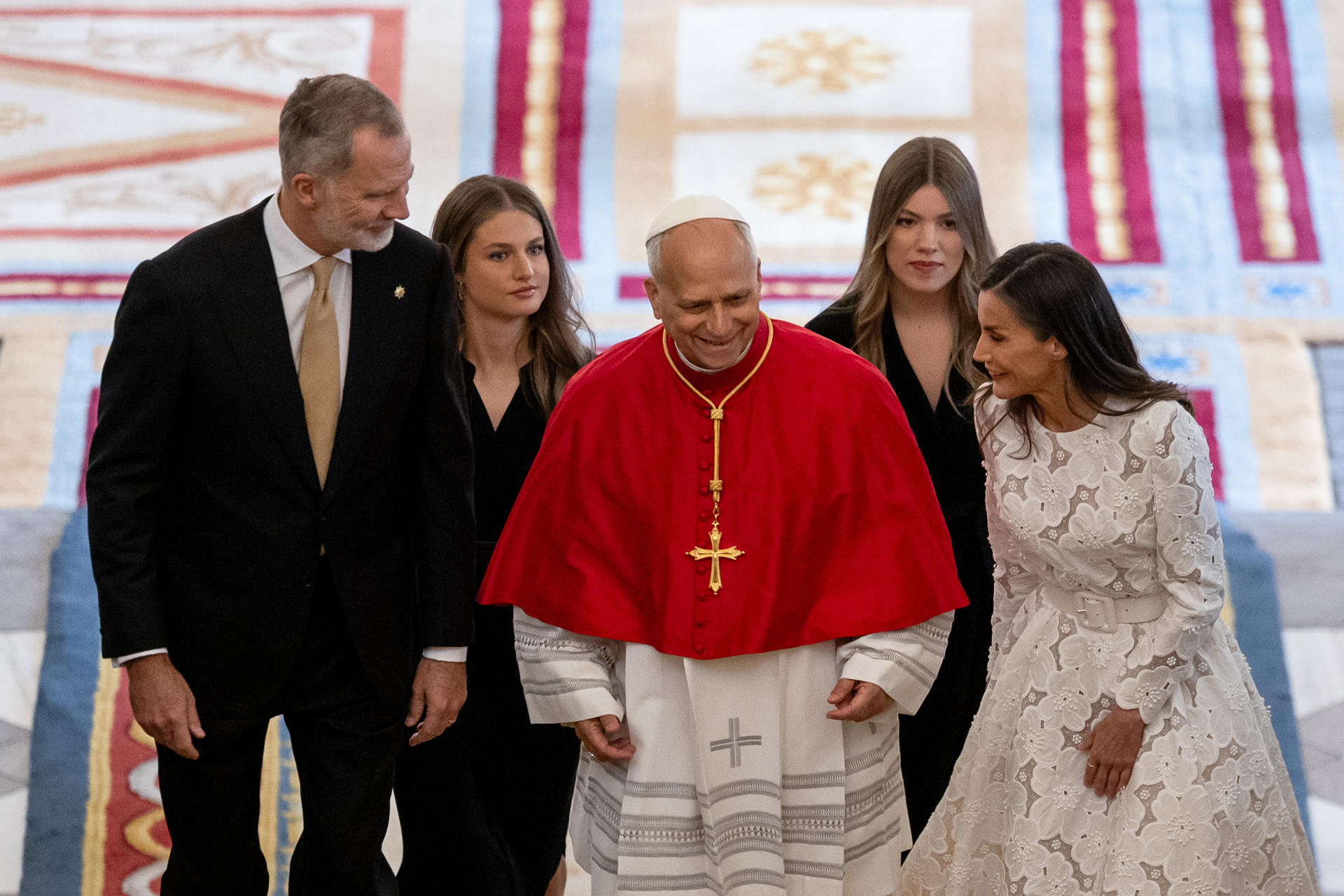 MADRID, 06/06/2026.- El papa León XIV acompañado de los reyes Felipe y Letizia, la princesa Leonor y la infanta Sofía ascienden por la Escalera de Embajadores del Palacio Real, donde tiene lugar la ceremonia de bienvenida al Sumo Pontífice que inicia este sábado en la capital un viaje de seis días a España. EFE/Daniel González