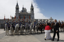 MADRID, 06/06/2026.- El papa León XIV junto al rey Felipe VI en la Plaza de la Armería del Palacio Real, donde tiene lugar la ceremonia de bienvenida al Sumo Pontífice que inicia este sábado en la capital un viaje de seis días a España. EFE/J.J. Guillén POOL