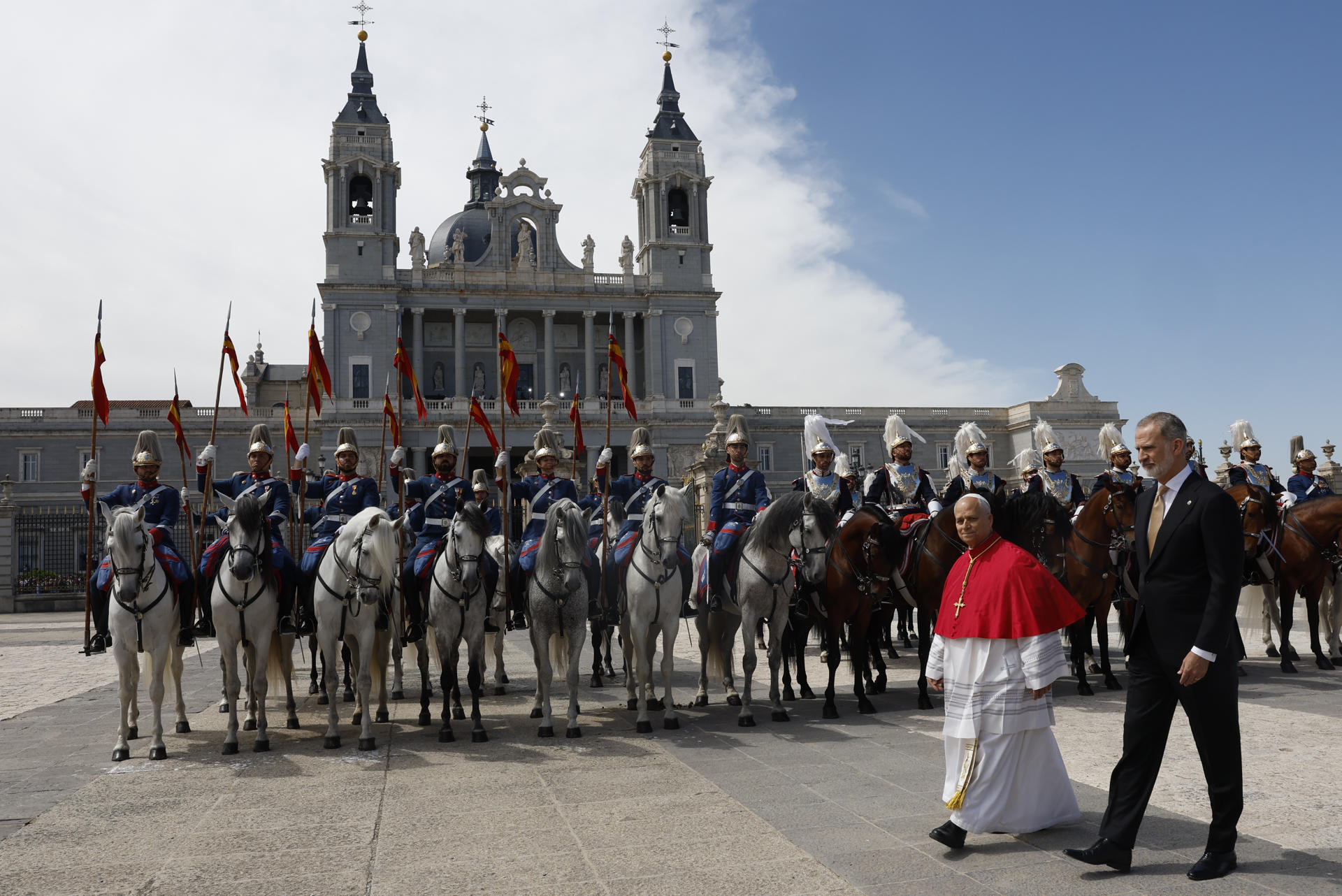 MADRID, 06/06/2026.- El papa León XIV junto al rey Felipe VI en la Plaza de la Armería del Palacio Real, donde tiene lugar la ceremonia de bienvenida al Sumo Pontífice que inicia este sábado en la capital un viaje de seis días a España. EFE/J.J. Guillén POOL