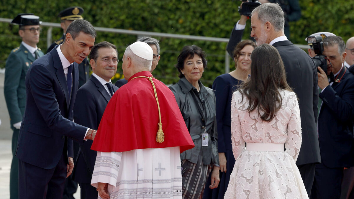 Pedro Sánchez saluda al Papa Francisco en el Palacio Real