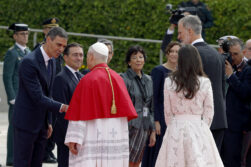 Pedro Sánchez saluda al Papa Francisco en el Palacio Real
