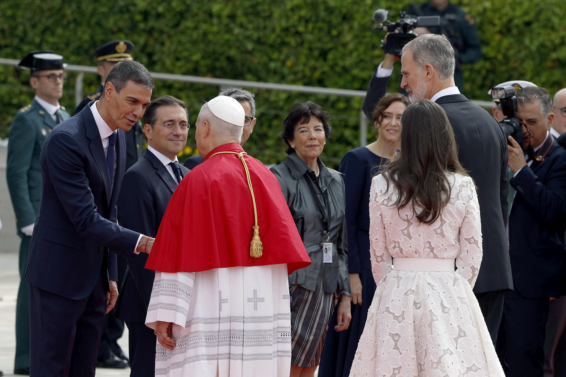 Pedro Sánchez saluda al Papa Francisco en el Palacio Real