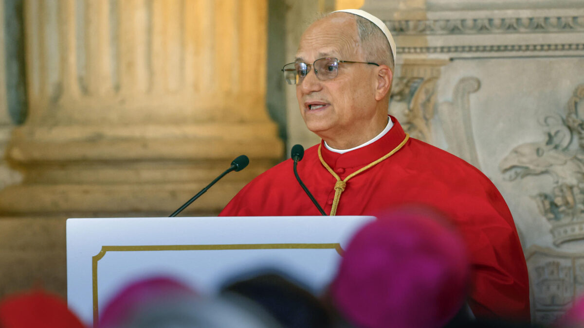 MADRID, 06/06/2026.- El papa León XIV pronuncia un discurso en el Salón de las Columnas durante el acto de bienvenida oficial al Sumo Pontífice que tiene lugar este sábado en el Palacio Real. EFE/J.J. Guillén POOL