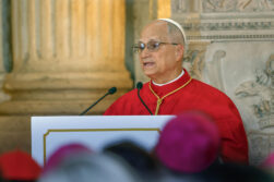 MADRID, 06/06/2026.- El papa León XIV pronuncia un discurso en el Salón de las Columnas durante el acto de bienvenida oficial al Sumo Pontífice que tiene lugar este sábado en el Palacio Real. EFE/J.J. Guillén POOL