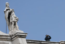 MADRID, 06/06/2026.- Miembros de las fuerzas de seguridad del Estado vigilan los alrededores del Palacio Real, donde está prevista la ceremonia de bienvenida al papa León XIV que inicia este sábado un viaje de seis días a España. EFE/Sergio Pérez