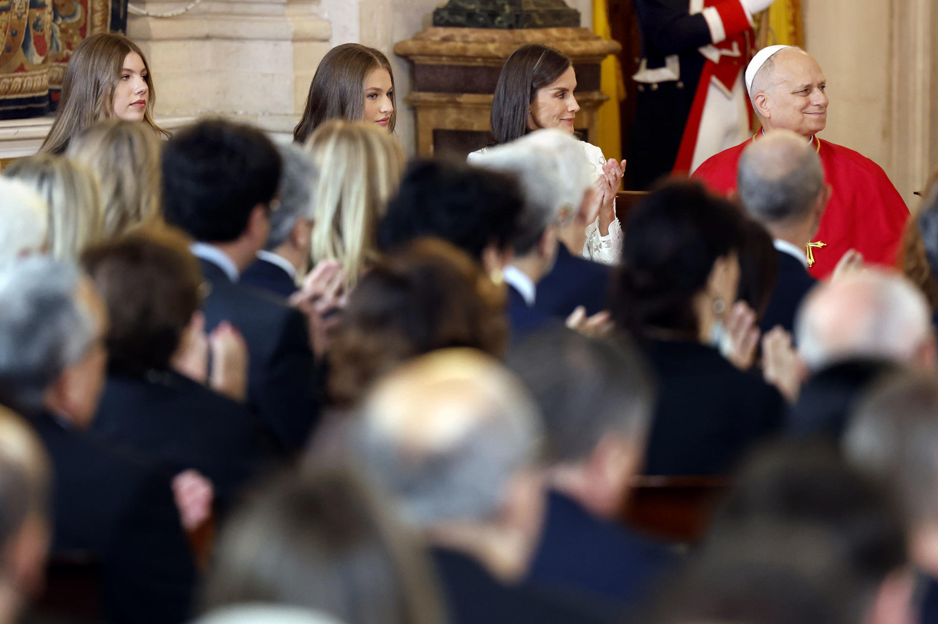 MADRID, 06/06/2026.- El papa León XIV junto a la reina Letizia, la princesa Leonor y la infanta Sofía escucha el discurso del rey Felipe VI en el Salón de las Columnas durante el acto de bienvenida oficial al Sumo Pontífice que tiene lugar este sábado en el Palacio Real. EFE/Chema Moya