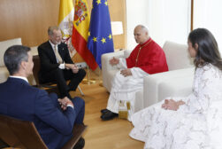 MADRID, 06/06/2026.- El papa León XIV durante el encuentro con los reyes Felipe VI y Letizia y el presidente del Gobierno, Pedro Sánchez, a su llegada al aeropuerto de Adolfo Suárez Madrid-Barajas, este sábado. El papa León XIV inicia este sábado un viaje de seis días a España, que comenzará en Madrid con una recepción en el Palacio Real seguida de una visita por la tarde a un centro de personas sin hogar en Carabanchel y terminará por la noche en una vigilia con los jóvenes en un acto multitudinario que unirá la oración con actuaciones musicales. EFE/ Casa de S.M. el Rey/Francisco Gómez **SOLO USO EDITORIAL/SOLO DISPONIBLE PARA ILUSTRAR LA NOTICIA QUE ACOMPAÑA (CRÉDITO OBLIGATORIO)***