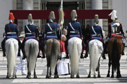 MADRID, 06/06/2026.- El papa León XIV, junto al rey Felipe VI, en la Plaza de la Armería del Palacio Real, donde tiene lugar la ceremonia de bienvenida al Sumo Pontífice que inicia este sábado en la capital un viaje de seis días a España. EFE/Fernando Villar