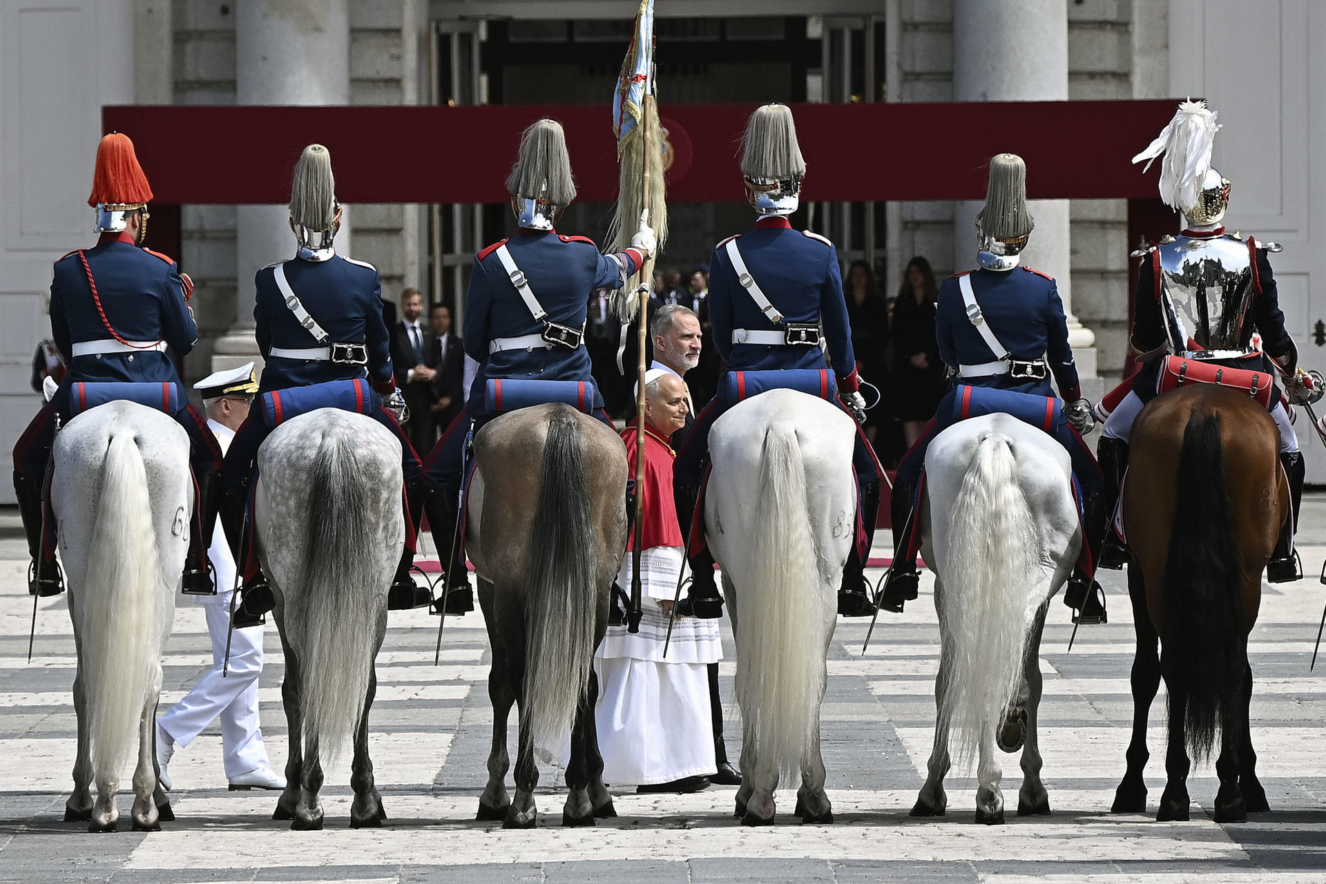 MADRID, 06/06/2026.- El papa León XIV, junto al rey Felipe VI, en la Plaza de la Armería del Palacio Real, donde tiene lugar la ceremonia de bienvenida al Sumo Pontífice que inicia este sábado en la capital un viaje de seis días a España. EFE/Fernando Villar