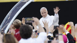 BARCELONA, 09/06/2026.- El papa León XIV saluda a los fieles a su llegada a la vigilia que celebra con 40.000 jóvenes este martes en el Estadio Olímpico de Barcelona. EFE/Alberto Estévez
