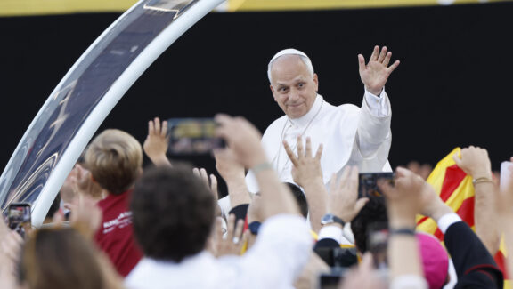 BARCELONA, 09/06/2026.- El papa León XIV saluda a los fieles a su llegada a la vigilia que celebra con 40.000 jóvenes este martes en el Estadio Olímpico de Barcelona. EFE/Alberto Estévez