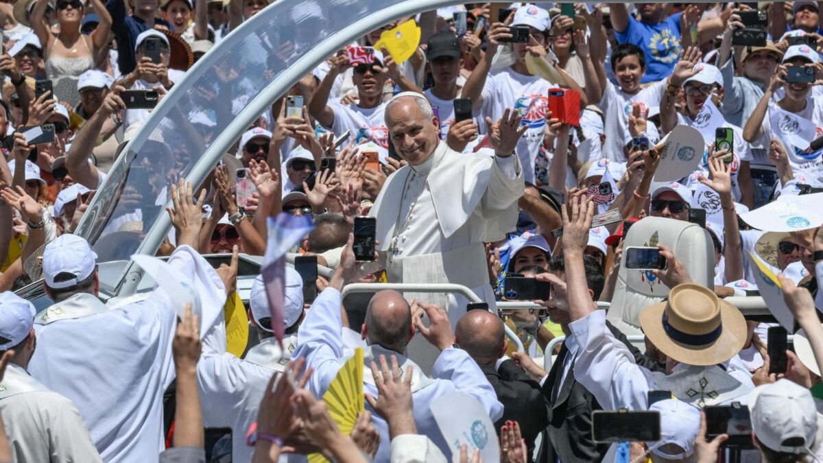 Santa Cruz de Tenerife (Spain), 12/06/2026.- Pope Leo XIV waves during holy mass at the port of Santa Cruz de Tenerife, Tenerife Island, Canary Islands, Spain, 12 June 2026. The pontiff visits Tenerife on the final day of his trip to Spain after visiting Madrid, Barcelona, and Gran Canaria Island. (Papa, España) EFE/EPA/CIRO FUSCO