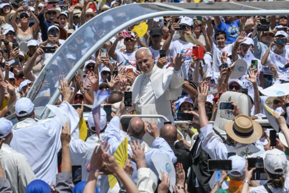 Santa Cruz de Tenerife (Spain), 12/06/2026.- Pope Leo XIV waves during holy mass at the port of Santa Cruz de Tenerife, Tenerife Island, Canary Islands, Spain, 12 June 2026. The pontiff visits Tenerife on the final day of his trip to Spain after visiting Madrid, Barcelona, and Gran Canaria Island. (Papa, España) EFE/EPA/CIRO FUSCO