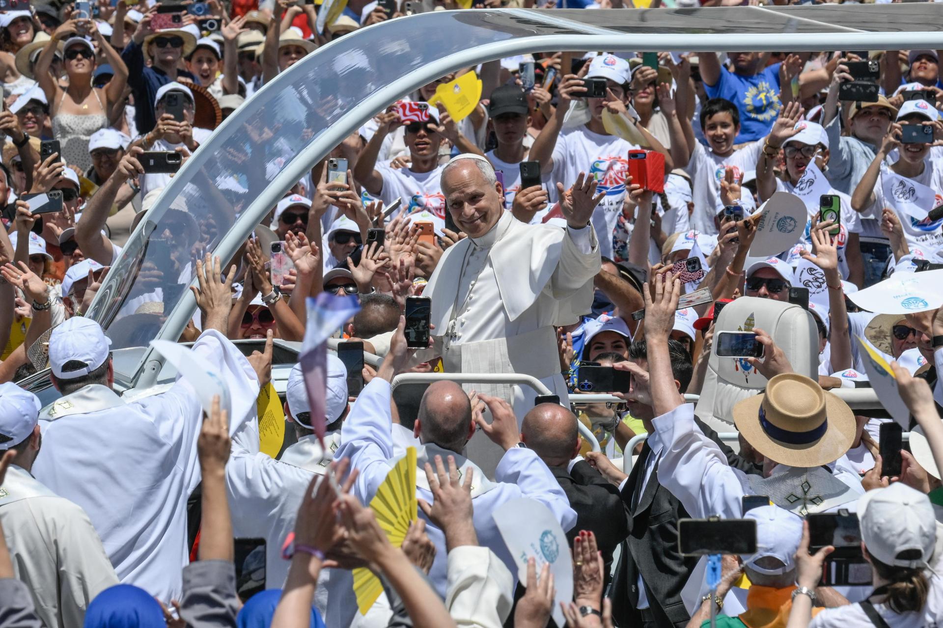 Santa Cruz de Tenerife (Spain), 12/06/2026.- Pope Leo XIV waves during holy mass at the port of Santa Cruz de Tenerife, Tenerife Island, Canary Islands, Spain, 12 June 2026. The pontiff visits Tenerife on the final day of his trip to Spain after visiting Madrid, Barcelona, and Gran Canaria Island. (Papa, España) EFE/EPA/CIRO FUSCO