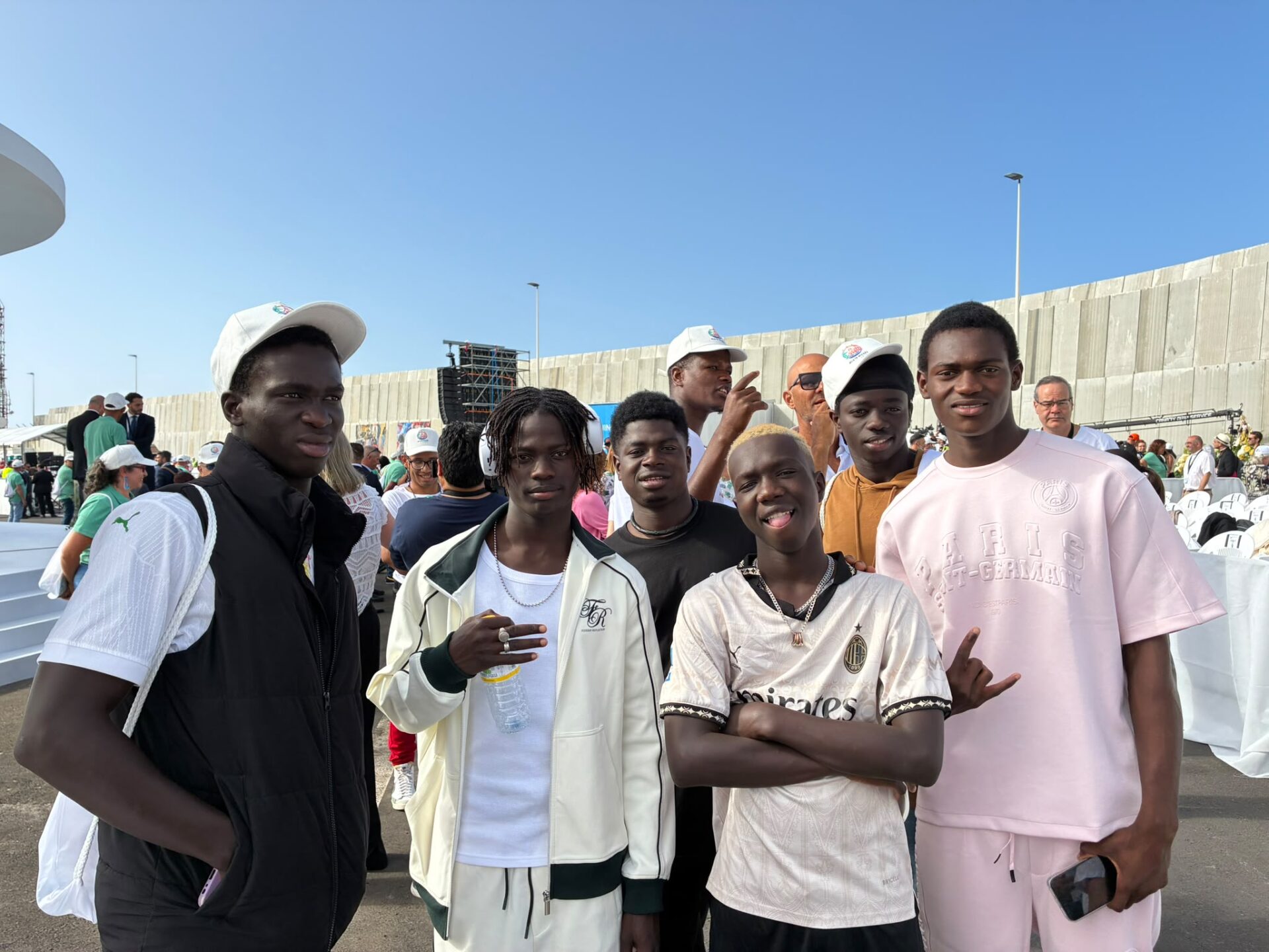 Papa (izquierda) junto a algunos de sus amigos