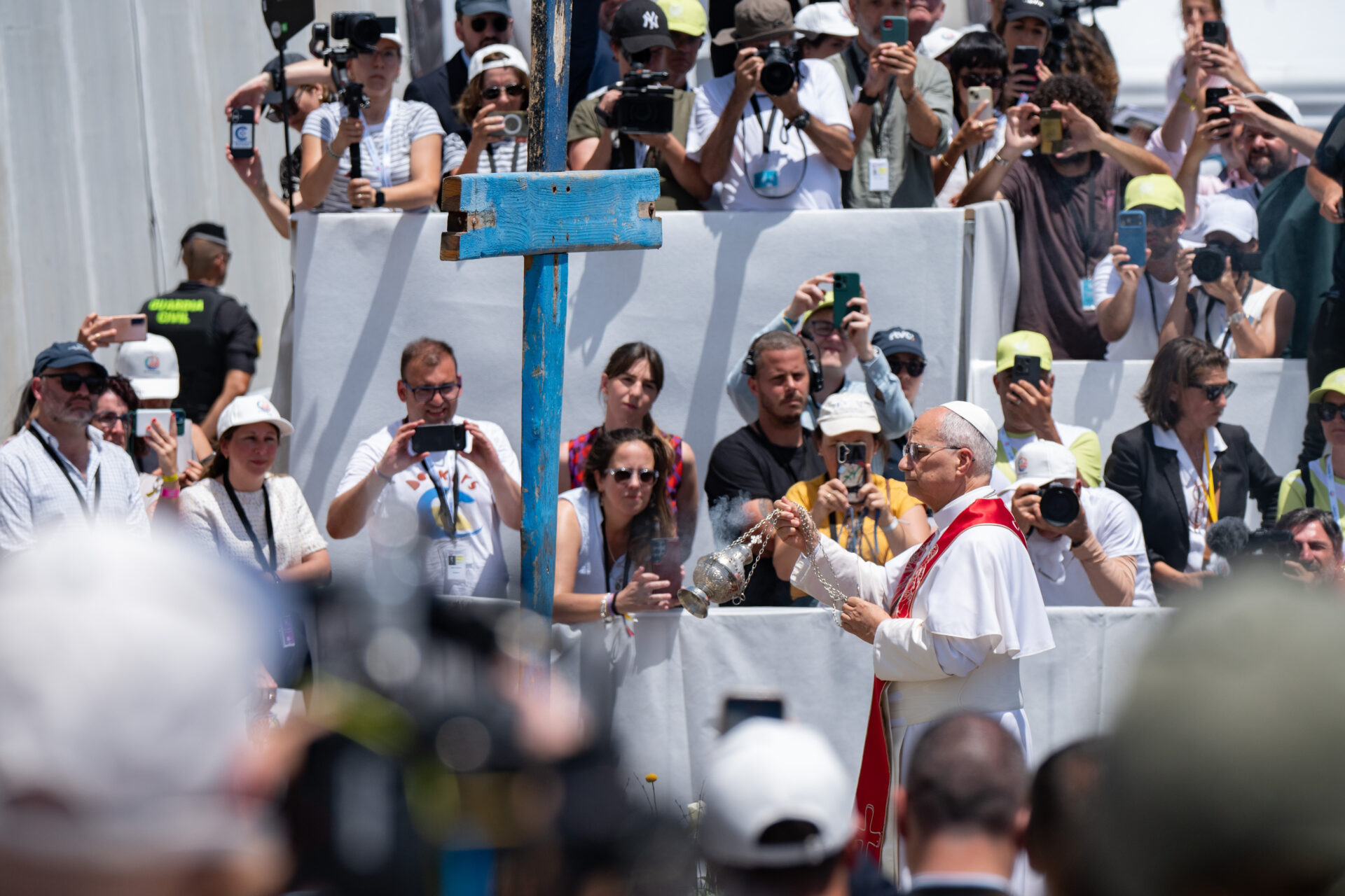 ARGUINEGUÍN (GRAN CANARIA), 11/06/2026.- El papa León XIV durante el encuentro con más de un millar de inmigrantes de África y América Latina, y con representantes de las principales instituciones y organizaciones sociales que trabajan en los servicios de rescate, acogida e integración en el muelle de Arguineguín, en la isla de Gran Canaria, este jueves, en el sexto día de su viaje a España. EFE/Carlos de Saá