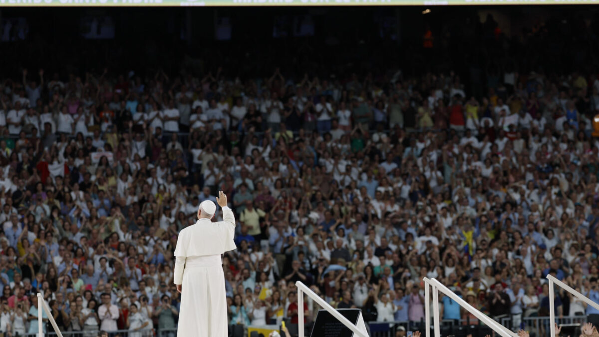 MADRID, 08/06/2026.- El papa León XIV saluda a los fieles en el encuentro con la comunidad diocesana que protagoniza este lunes en el estadio Santiago Bernabéu, en Madrid. EFE/ Ballesteros