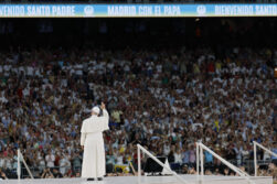 MADRID, 08/06/2026.- El papa León XIV saluda a los fieles en el encuentro con la comunidad diocesana que protagoniza este lunes en el estadio Santiago Bernabéu, en Madrid. EFE/ Ballesteros