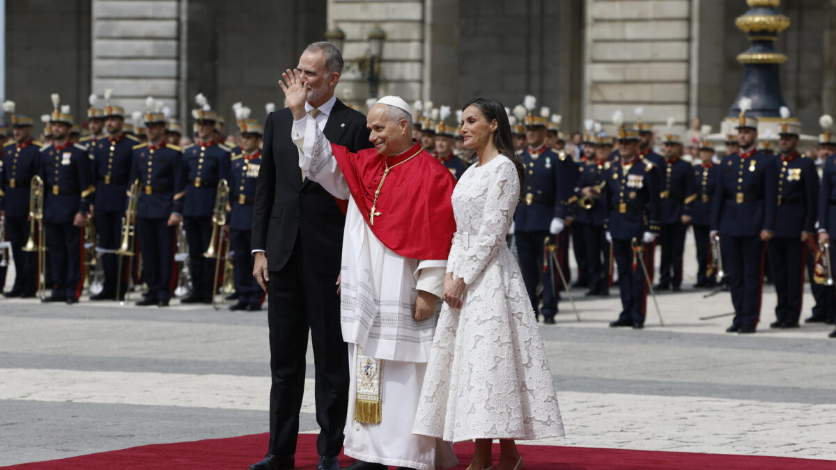 MADRID, 06/06/2026.- Los reyes Felipe y Letizia reciben al papa León VIX a su llegada al Palacio Real, donde tiene lugar la ceremonia de bienvenida al Sumo Pontífice que inicia este sábado en la capital un viaje de seis días a España. EFE/J.J. Guillén POOL
