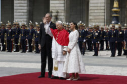 MADRID, 06/06/2026.- Los reyes Felipe y Letizia reciben al papa León VIX a su llegada al Palacio Real, donde tiene lugar la ceremonia de bienvenida al Sumo Pontífice que inicia este sábado en la capital un viaje de seis días a España. EFE/J.J. Guillén POOL