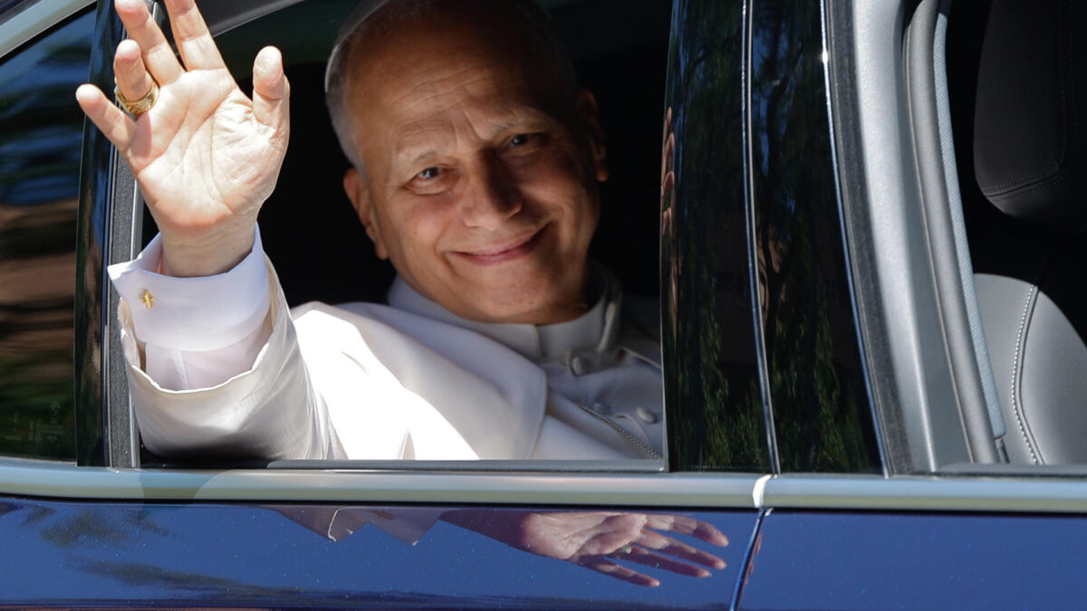 FOTODELDÍA MADRID (ESPAÑA), 08/06/2026.- El papa León XIV saluda desde el coche a su llegada a la sede de la Conferencia Episcopal Española en Madrid donde tiene previsto reunirse con los obispos, este lunes, durante su visita a España. EFE/ Sergio Pérez