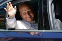 FOTODELDÍA MADRID (ESPAÑA), 08/06/2026.- El papa León XIV saluda desde el coche a su llegada a la sede de la Conferencia Episcopal Española en Madrid donde tiene previsto reunirse con los obispos, este lunes, durante su visita a España. EFE/ Sergio Pérez