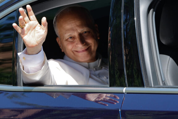 FOTODELDÍA MADRID (ESPAÑA), 08/06/2026.- El papa León XIV saluda desde el coche a su llegada a la sede de la Conferencia Episcopal Española en Madrid donde tiene previsto reunirse con los obispos, este lunes, durante su visita a España. EFE/ Sergio Pérez