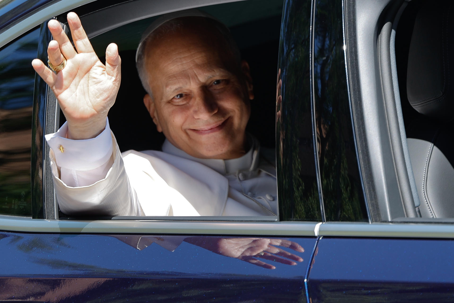 FOTODELDÍA MADRID (ESPAÑA), 08/06/2026.- El papa León XIV saluda desde el coche a su llegada a la sede de la Conferencia Episcopal Española en Madrid donde tiene previsto reunirse con los obispos, este lunes, durante su visita a España. EFE/ Sergio Pérez