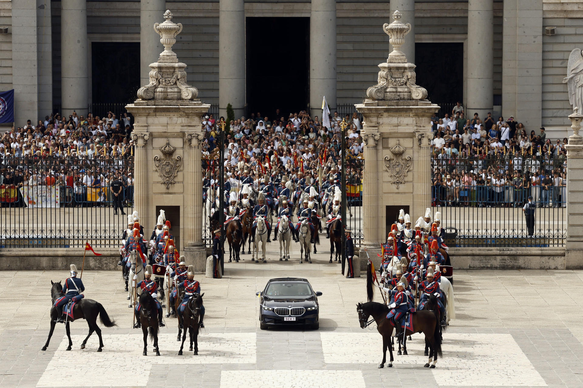 MADRID, 06/06/2026.- El coche oficial que traslada al papa León XIV entra en la Plaza de la Armería del Palacio Real, donde ha tenido lugar la bienvenida oficial con la rendición de honores y la interpretación de los himnos nacionales de España y del Estado de la Ciudad del Vaticano. EFE/Ballesteros
