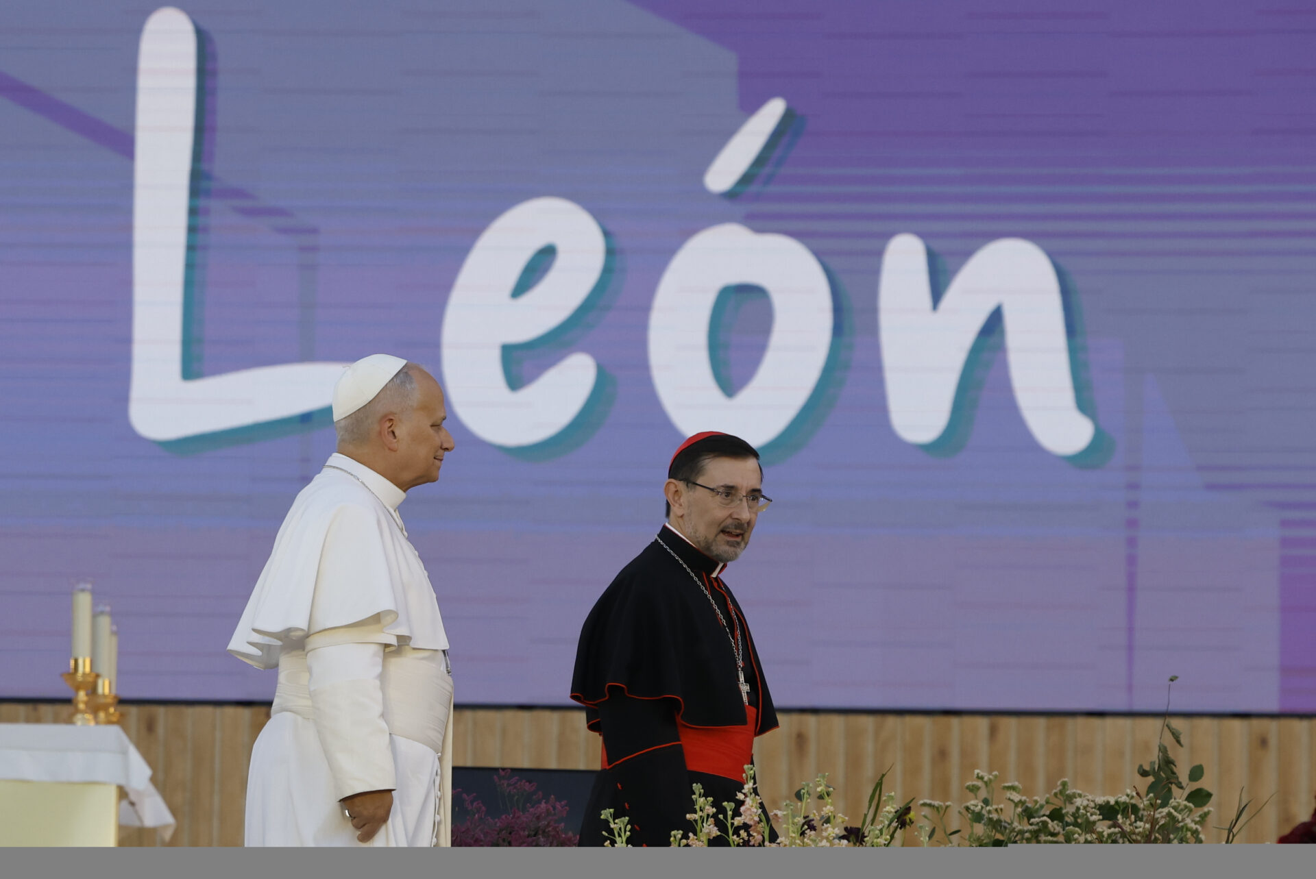 El Papa León XIV acompañado por el arzobispo de Madrid, el cardenal José Cobo, antes de presidir una Vigilia de Oración con jóvenes en la madrileña Plaza de Lima