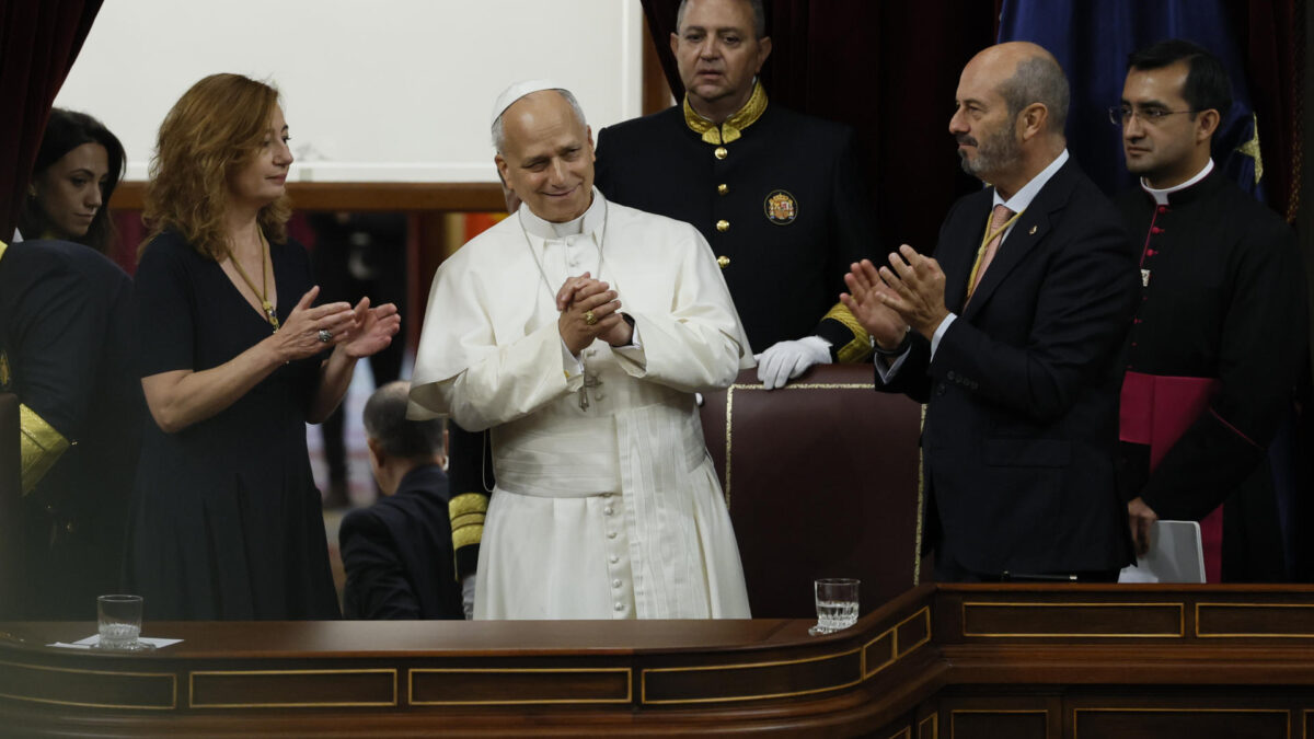 FOTODELDIA MADRID (ESPAÑA), 08/06/2026.- El papa León XIV, acompañado por la presidenta del Congreso, Francina Armengol (i), y el presidente del Senado, Pedro Rollán (d), es ovacionado tras el esperado e histórico discurso que el Sumo Pontífice ha pronunciado en el Congreso de los Diputados, este lunes, tercera jornada de su visita a España. EFE/Ballesteros POOL