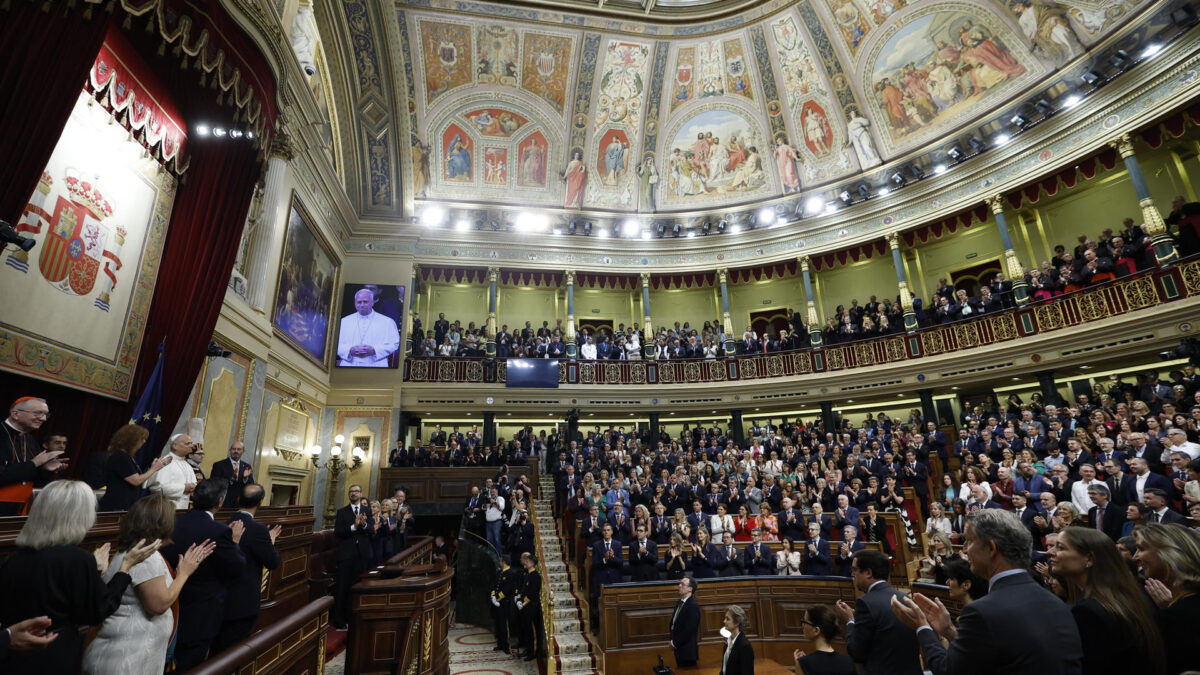 FOTODELDÍA MADRID (ESPAÑA), 08/06/2026.- El hemiciclo recibe con aplausos al papa León XIV antes del discurso que pronuncia este lunes en el Congreso de los Diputados un esperado e histórico discurso durante su visita a España. EFE/Chema Moya