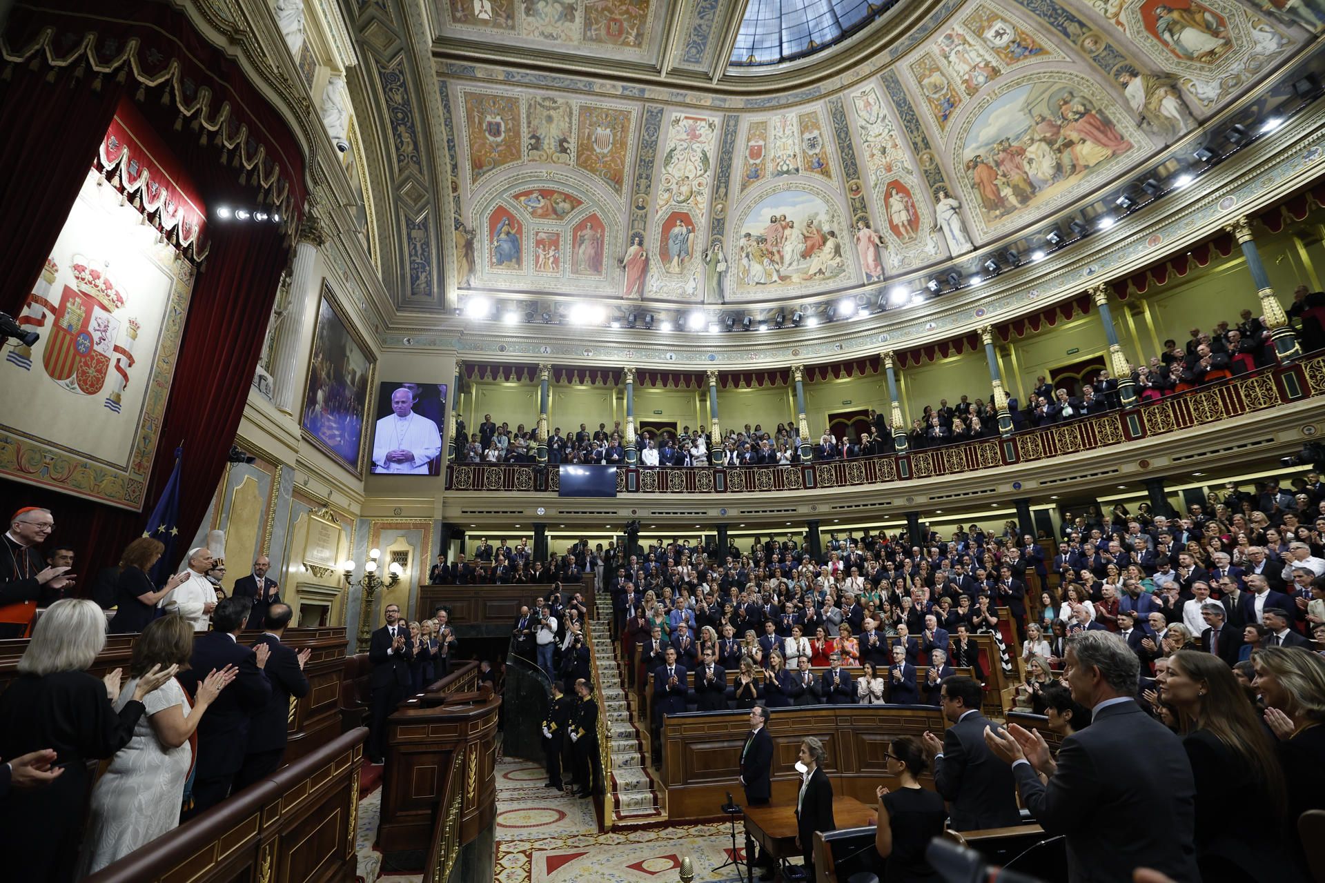 FOTODELDÍA MADRID (ESPAÑA), 08/06/2026.- El hemiciclo recibe con aplausos al papa León XIV antes del discurso que pronuncia este lunes en el Congreso de los Diputados un esperado e histórico discurso durante su visita a España. EFE/Chema Moya