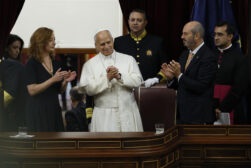 FOTODELDIA MADRID (ESPAÑA), 08/06/2026.- El papa León XIV, acompañado por la presidenta del Congreso, Francina Armengol (i), y el presidente del Senado, Pedro Rollán (d), es ovacionado tras el esperado e histórico discurso que el Sumo Pontífice ha pronunciado en el Congreso de los Diputados, este lunes, tercera jornada de su visita a España. EFE/Ballesteros POOL