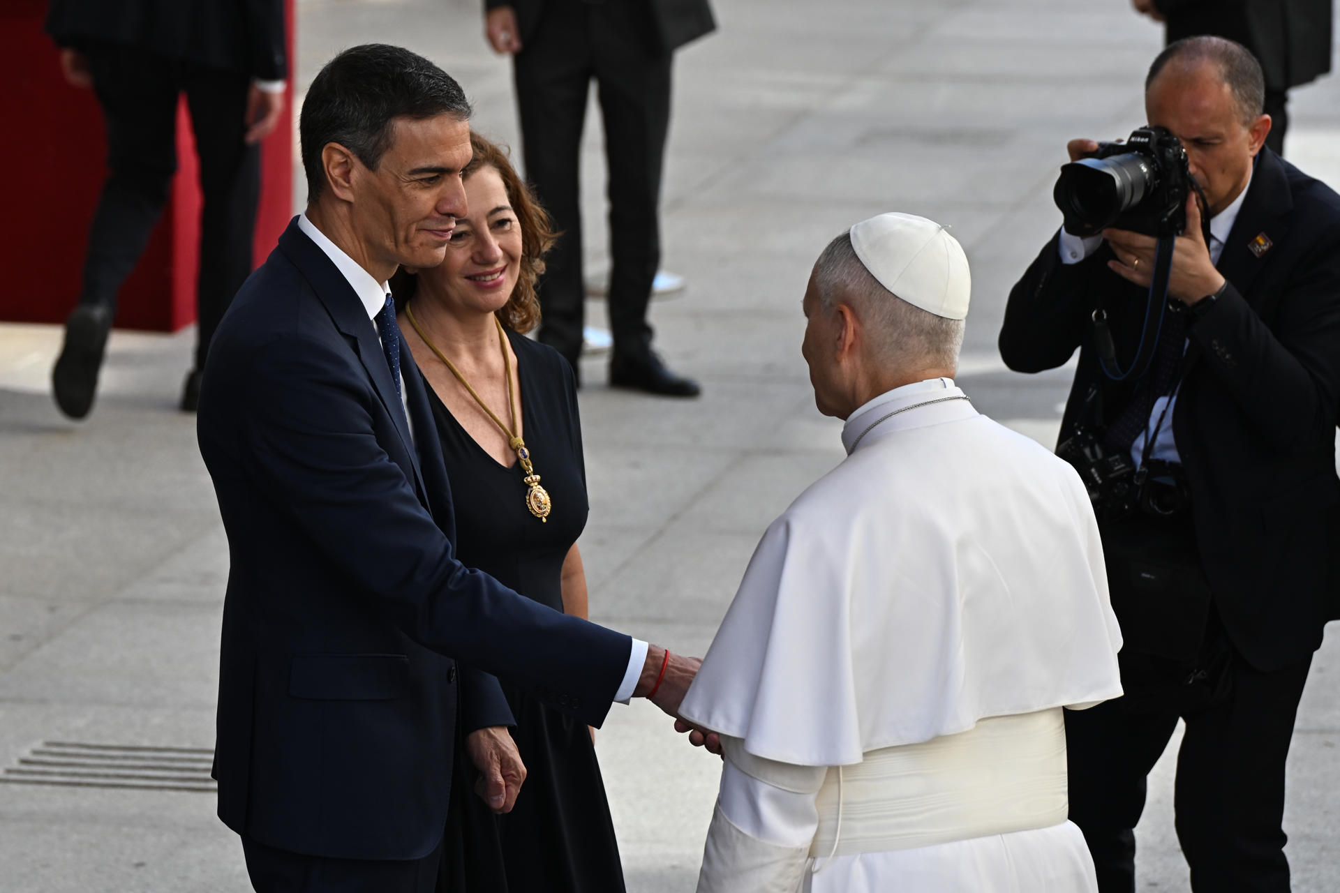 MADRID (ESPAÑA), 08/06/2026.- El presidente del Gobierno, Pedro Sánchez (i) junto a la presidenta del Congreso Francina Armengol (2i) despiden en el patio de Floridablanca al papa León XIV (d) tras su esperado e histórico discurso en el Congreso de los Diputados en Madrid durante su visita a España. EFE/ Fernando Villar