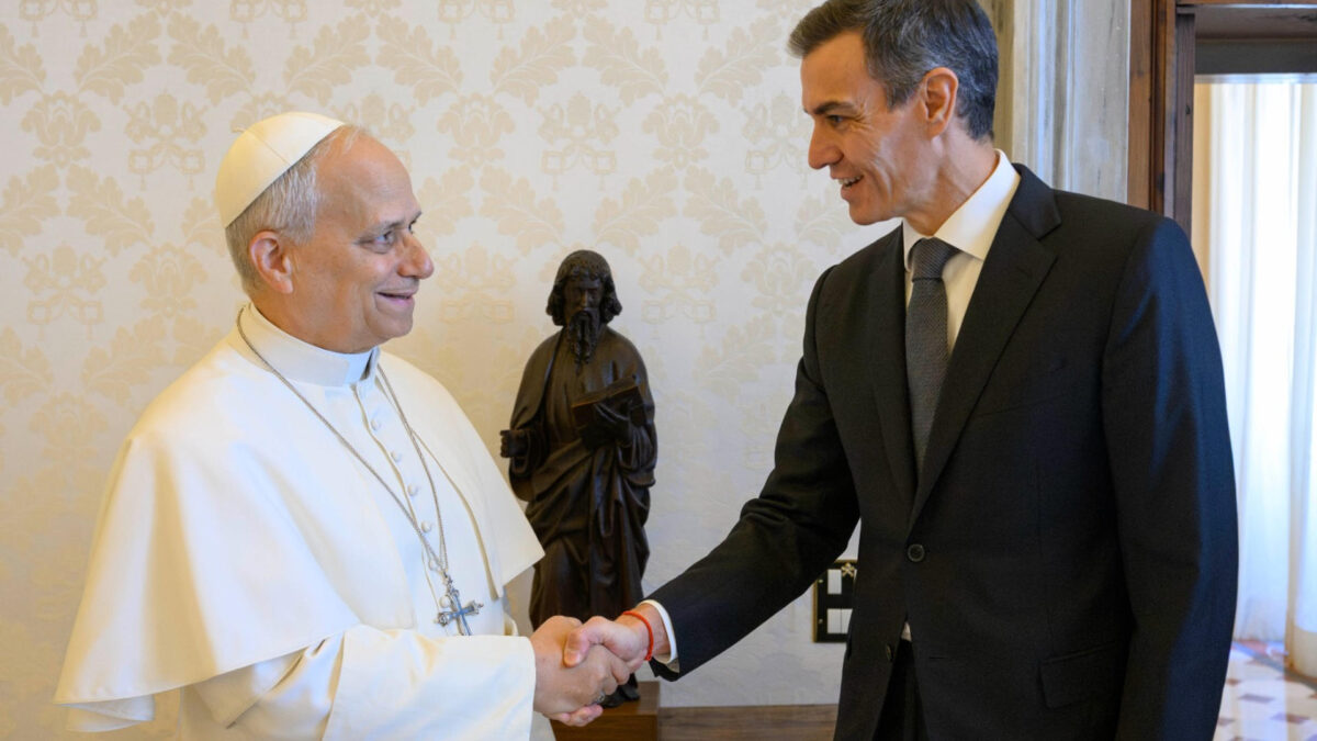 FOTODELDIA CIUDAD DEL VATICANO, 27/05/2026.- El presidente del Gobierno de España, Pedro Sánchez, durante su primera audiencia con el papa León XIV en el Vaticano. EFE/ Servizio Fotografico Vaticano / Dicastero Per La Comunicazi SOLO USO EDITORIAL/SOLO DISPONIBLE PARA ILUSTRAR LA NOTICIA QUE ACOMPAÑA (CRÉDITO OBLIGATORIO)