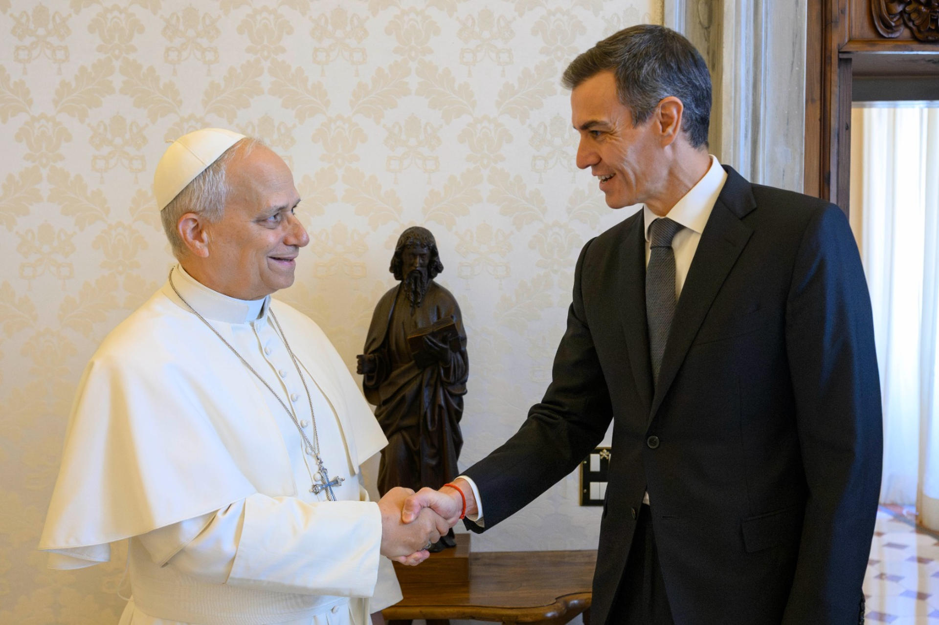 FOTODELDIA CIUDAD DEL VATICANO, 27/05/2026.- El presidente del Gobierno de España, Pedro Sánchez, durante su primera audiencia con el papa León XIV en el Vaticano. EFE/ Servizio Fotografico Vaticano / Dicastero Per La Comunicazi SOLO USO EDITORIAL/SOLO DISPONIBLE PARA ILUSTRAR LA NOTICIA QUE ACOMPAÑA (CRÉDITO OBLIGATORIO)
